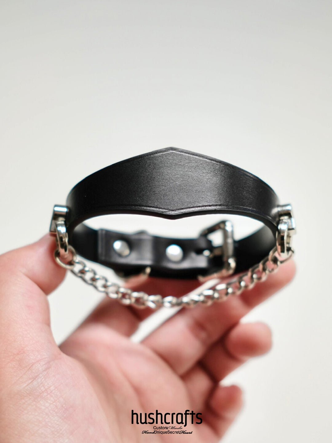 HUSHCRAFTS® V - Shaped Leather Day Collar - hushcrafts