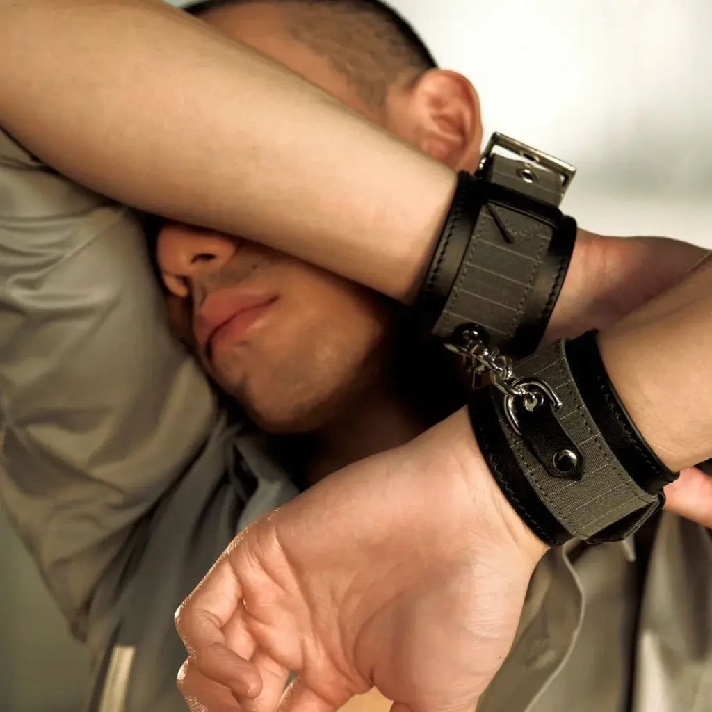 Close Bond – Men's Leather Choker & Restraint Set | Hushcrafts®