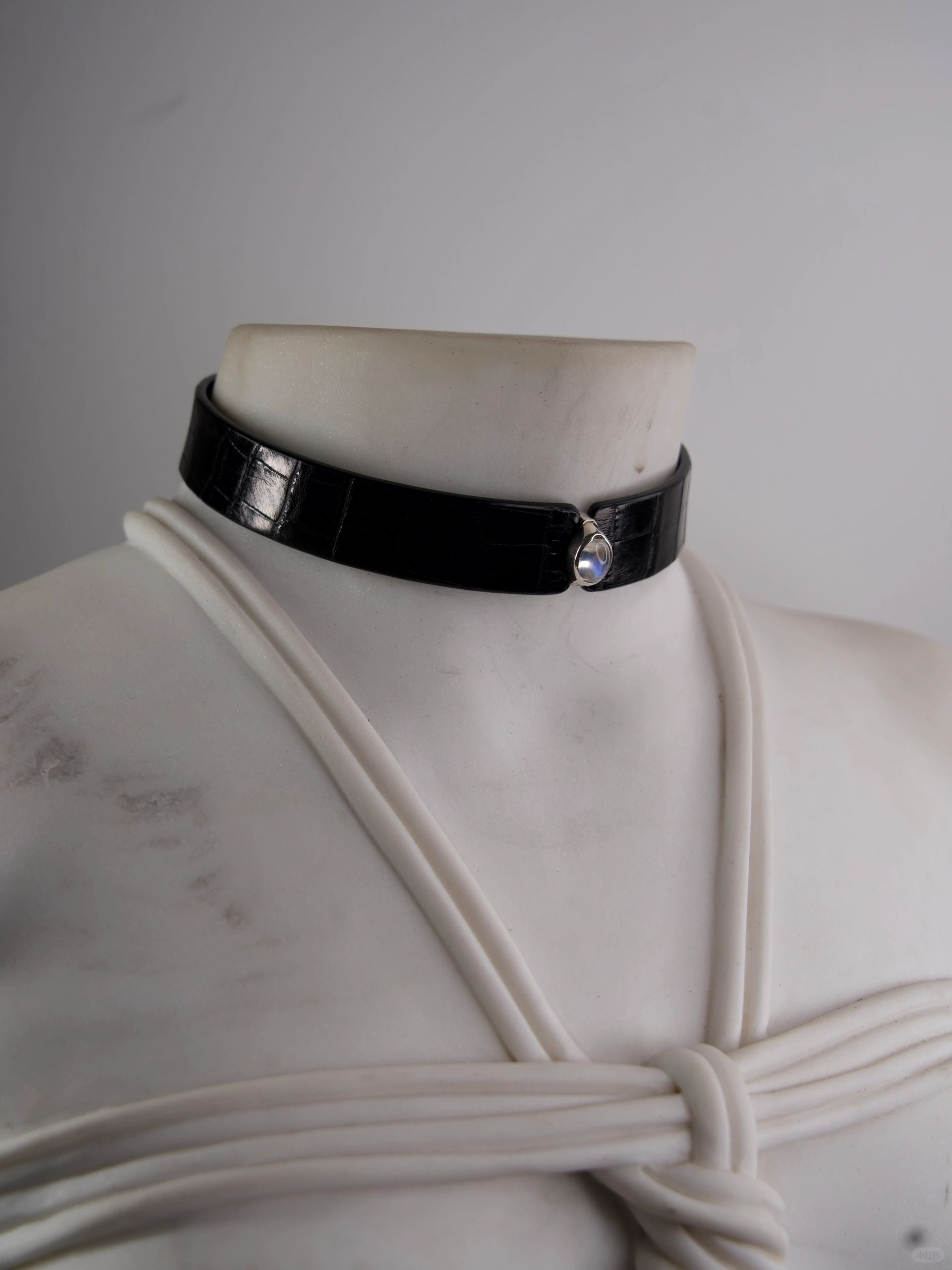 Black leather collar with a locking collar design for women, featuring a stunning jewel detail. A sleek and stylish accessory by HushCrafts, ideal for those looking for a bold yet elegant submissive collar.