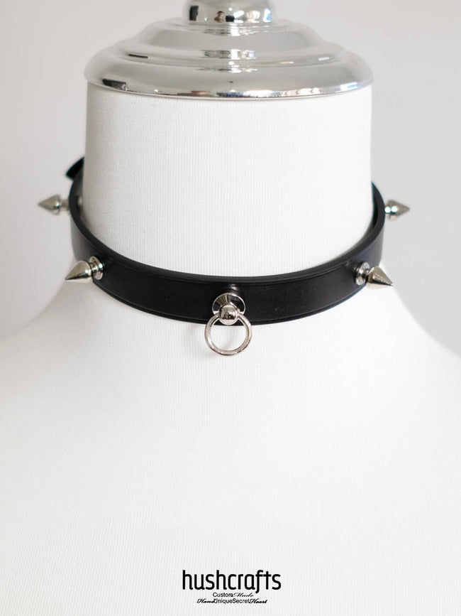 Collier de jour en cuir clouté Main Image