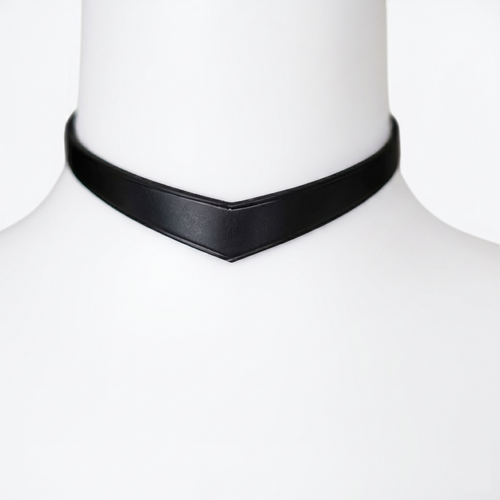 Vanguard Collar – Black Leather V-Shape Choker on Mannequin – Front View | Hushcrafts®